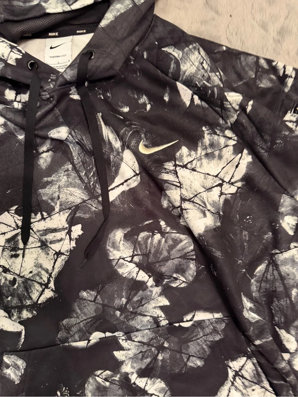 Nike Black & White Leaf Print men’s size large hooded sweatshirt!